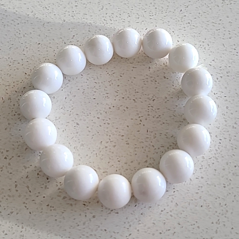 EUC white stone stretch bracelet